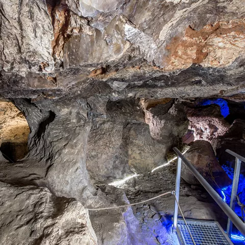 Pasarela en galería subterránea con rocas y cristales