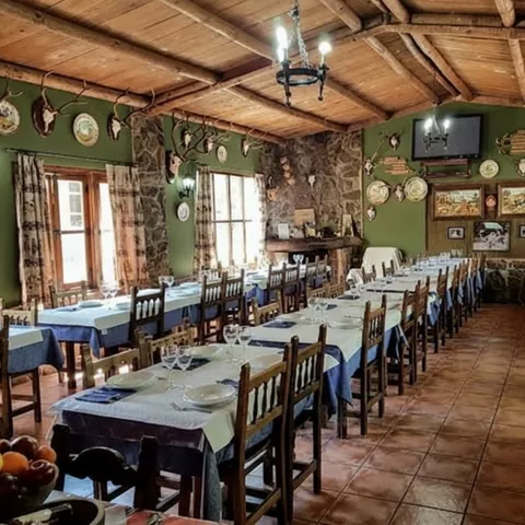 Comedor tradicional con mesas largas y manteles blancos