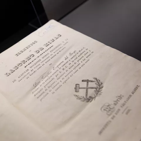 Libro antiguo abierto con texto histórico