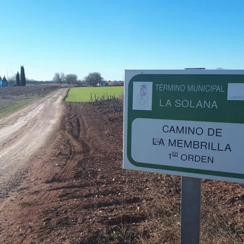 Señal rural junto a pista agrícola