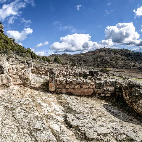 Muros de piedra en yacimiento arqueológico