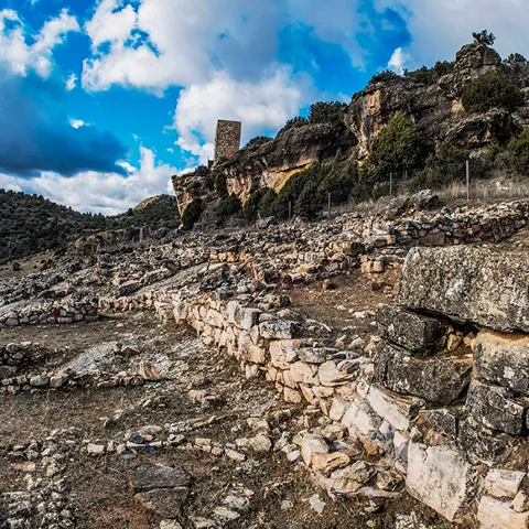 Muros de viviendas antiguas en ladera