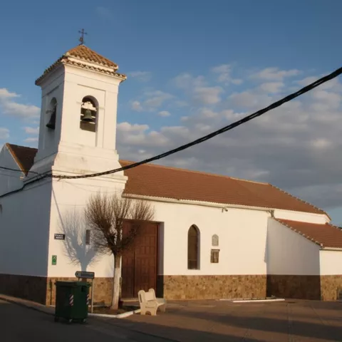 Ermita en Los Pozuelos de Calatrava (Ciudad Real), arquitectura religiosa blanca de estilo manchego.