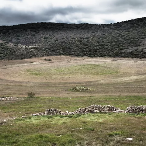 Depresión natural cubierta de pastizales y matorral bajo.