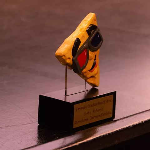 Primer plano de un trofeo con figura decorativa sobre base