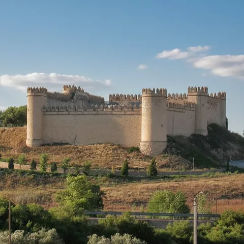 Muralla defensiva bajo cielo nuboso