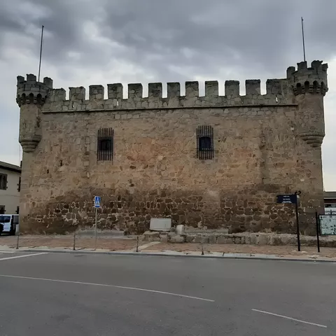Fachada de fortaleza de piedra en una plaza