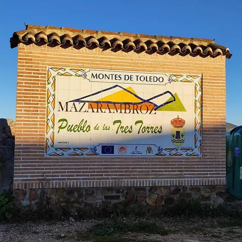 Mural cerámico de bienvenida sobre muro de ladrillo