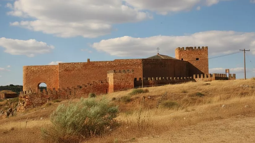 Castillo de Pilas Bonas en Membrilla (Ciudad Real), fortaleza medieval sobre una colina.