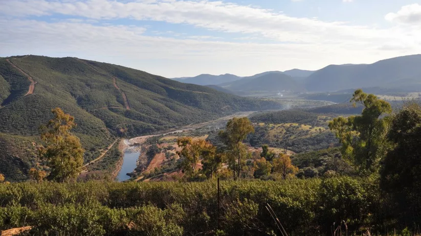 Paisaje natural en Mestanza (Ciudad Real), valle y río entre montañas de Sierra Morena.