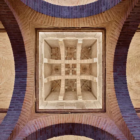 Detalle arquitectónico de arcos y capiteles