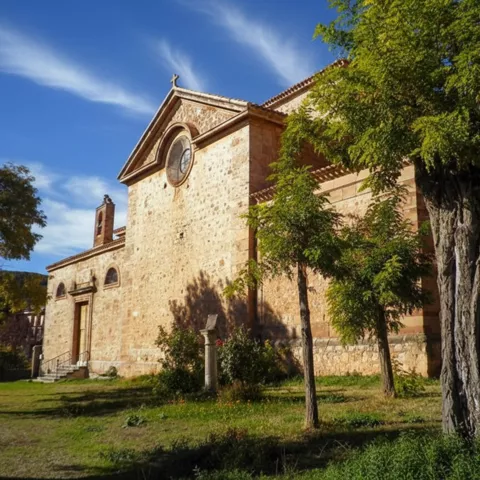 Cerro con ruinas de una antigua torre sobre un paisaje abierto y árido.