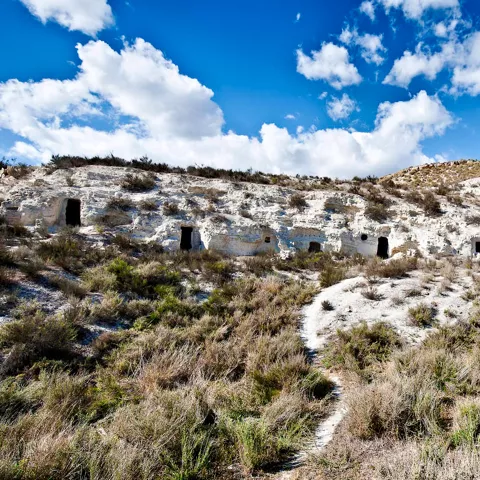 Cuevas excavadas en ladera blanquecina
