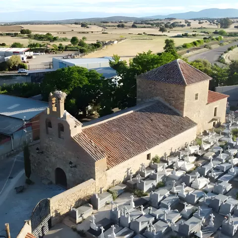 Vista aérea de ermita de piedra junto a un cementerio