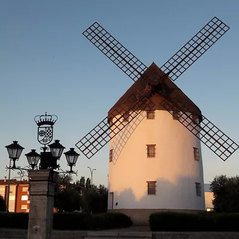 Molino iluminado al atardecer