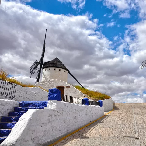 Molino blanco sobre paisaje manchego