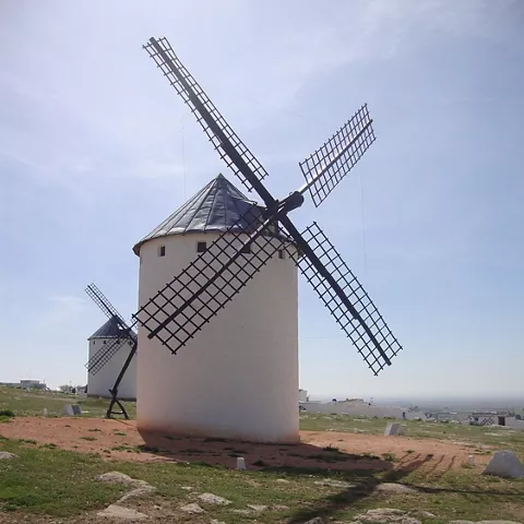 Molino de viento sobre colina despejada