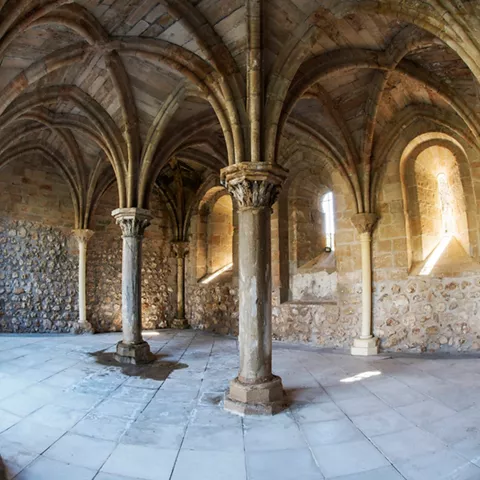 Sala con columnas y arcos apuntados.