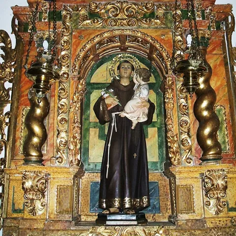 Retablo barroco con imagen religiosa.