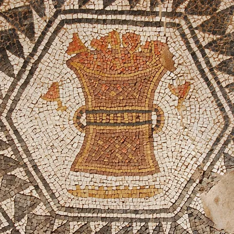 Detalle de mosaico antiguo con motivos geométricos