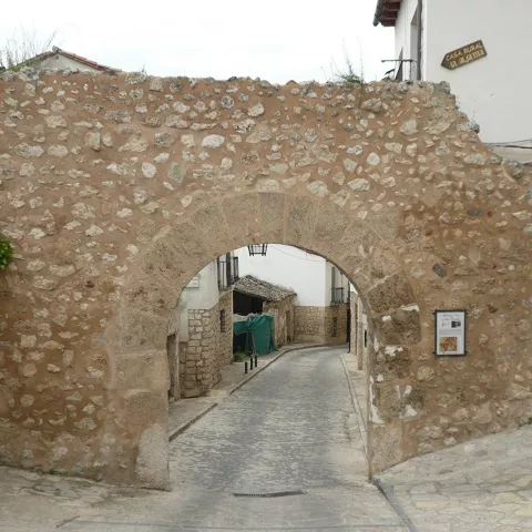 Arco de muralla sobre calle empedrada