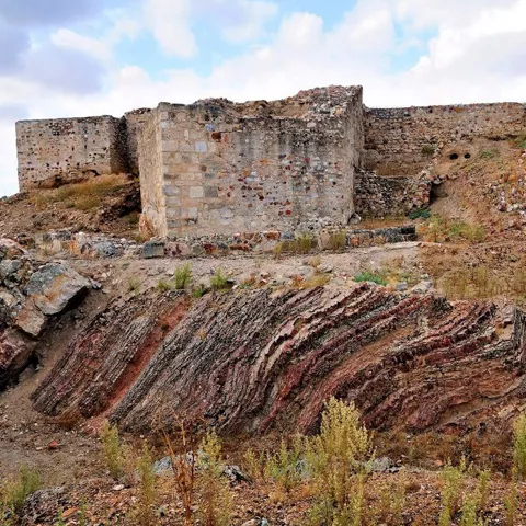 Restos de muralla medieval sobre roca