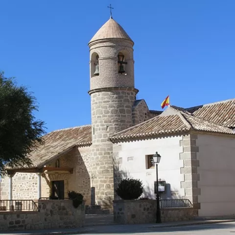 Iglesia de piedra con campanario en una plaza