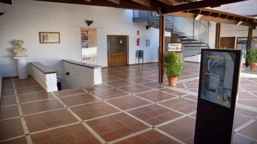 Sala expositiva con paneles informativos y suelo de barro cocido