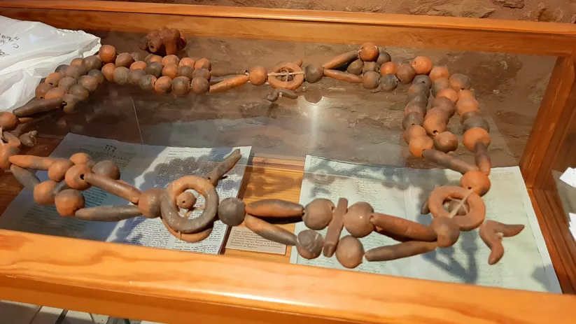 Vitrina con collar de piezas cerámicas antiguas