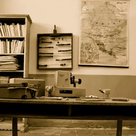 Material educativo histórico en aula museo.