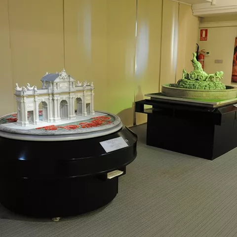 Maquetas monumentales sobre pedestales negros.