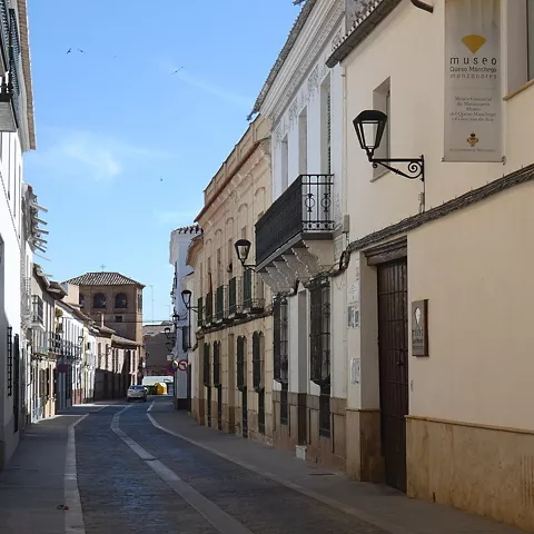 Calle estrecha con casas tradicionales