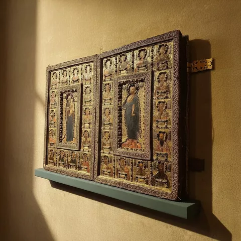 Relieve policromado con figuras religiosas en vitrina.