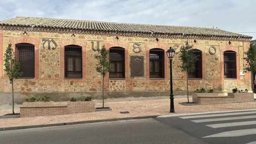 Edificio de piedra con fachada restaurada y ventanas enrejadas
