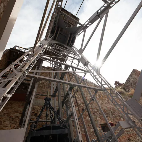 Estructura metálica de extracción vista desde abajo