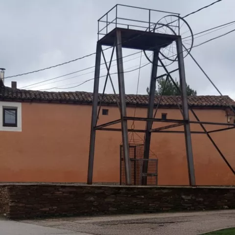 Estructura metálica de poleas en plaza.
