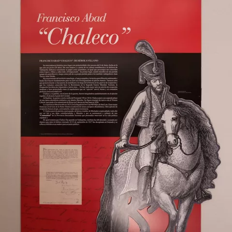 Sala expositiva con columnas y paneles cronológicos