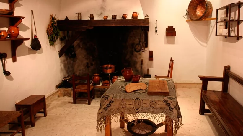 Cocina tradicional con mesa y cerámica