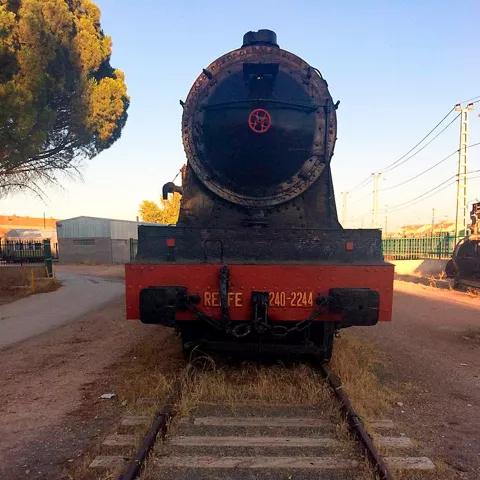 Locomotora de vapor restaurada sobre raíles.
