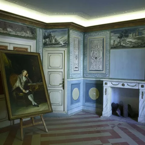 Estancia histórica con pintura.