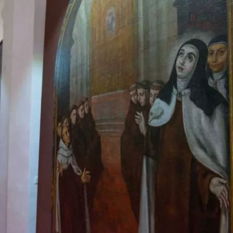 Galería de arte sacro con pinturas históricas