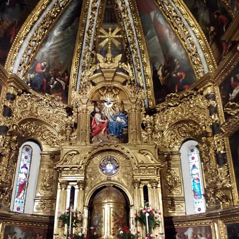 Retablo barroco con dorados y pinturas