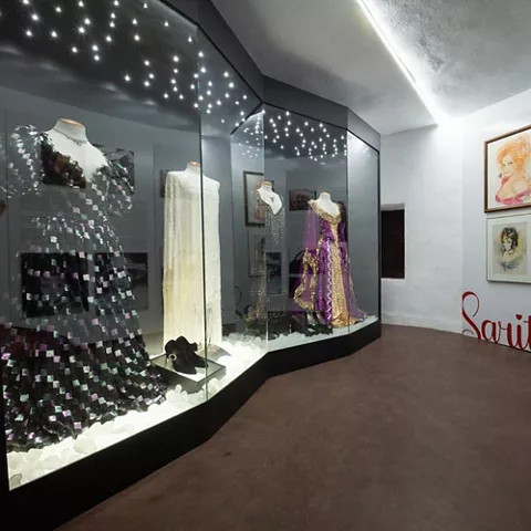 Vitrina con vestidos de escena y paneles informativos