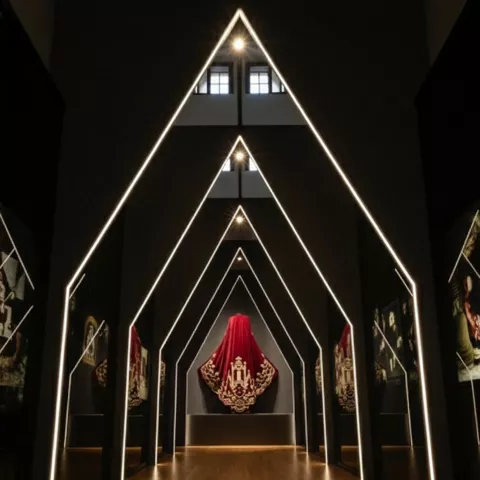 Espacio inmersivo con estructura luminosa en forma de arco.