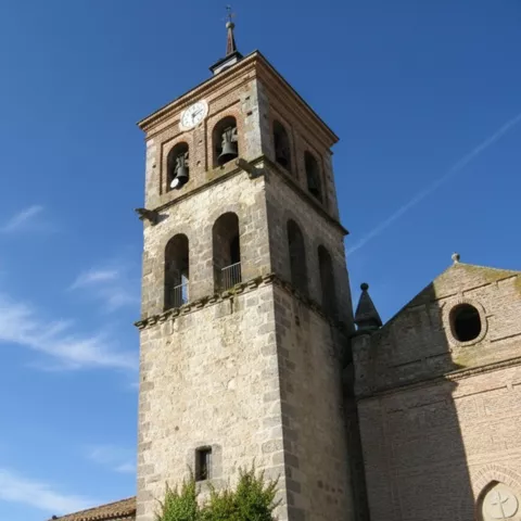 Torre campanario de piedra bajo cielo azul