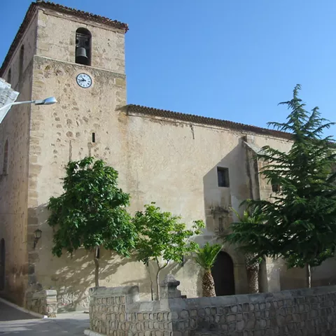 Iglesia de piedra con torre y reloj.