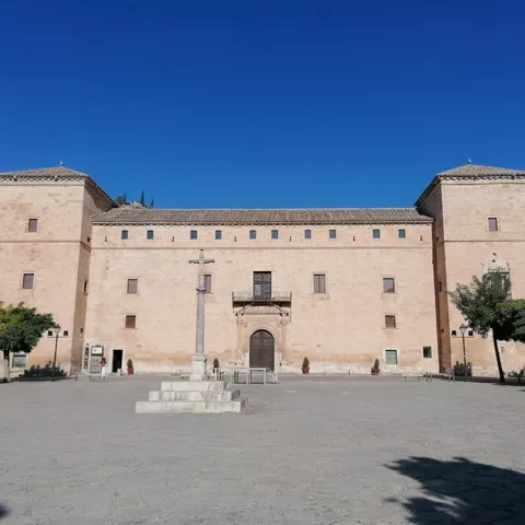 Fachada de palacio renacentista con columna central