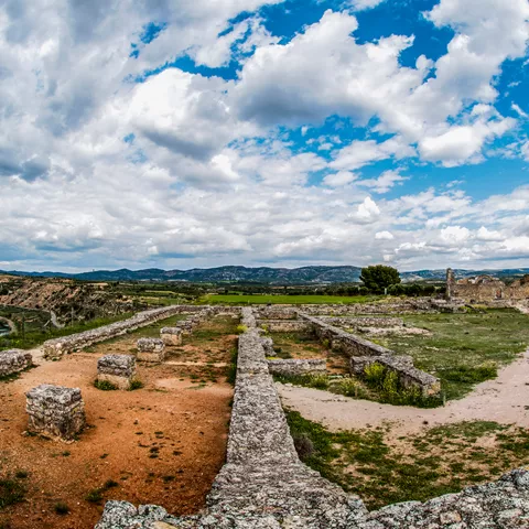 Restos arqueológicos junto a campos.