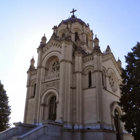 Fachada lateral con escalinata y cúpula.