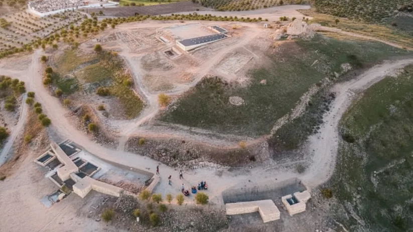 Vista aérea de un yacimiento con columnas en una colina y caminos alrededor.